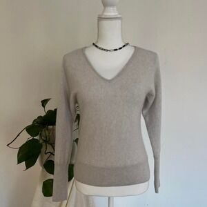 100% Cashmere 2-ply Light Grey V-neck Sweater by Tahari Sleek Minimal